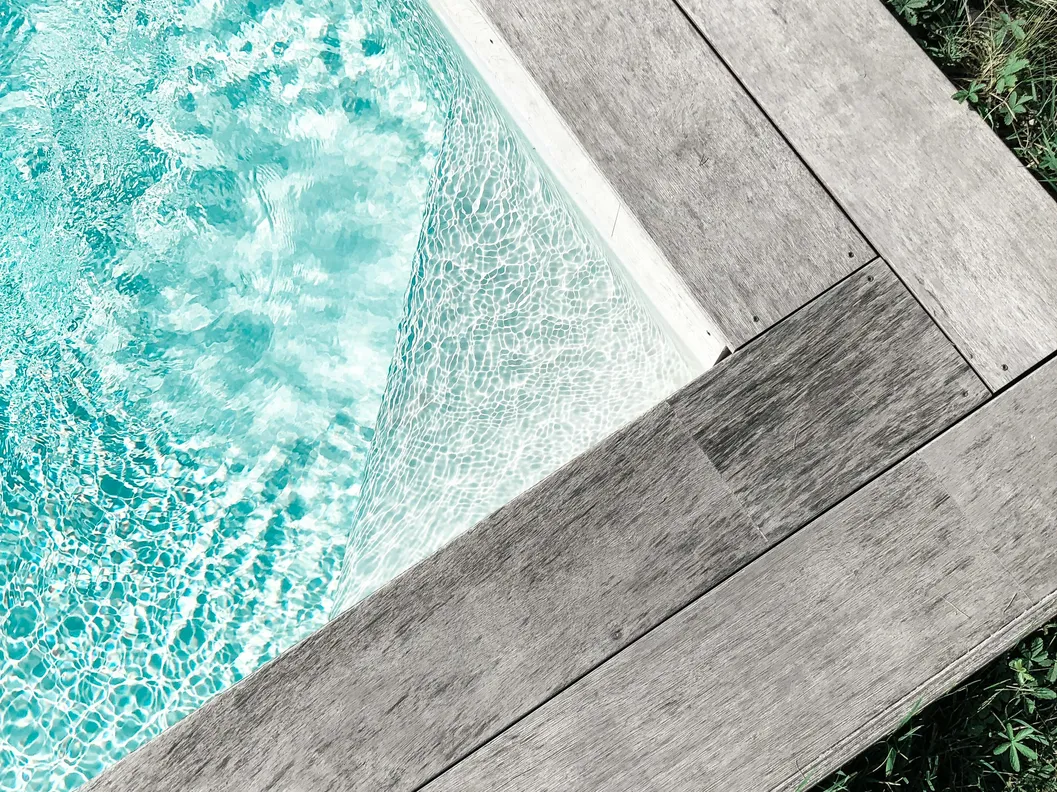 Pool with clear water demonstrating proper bleach dosage for maintaining water clarity