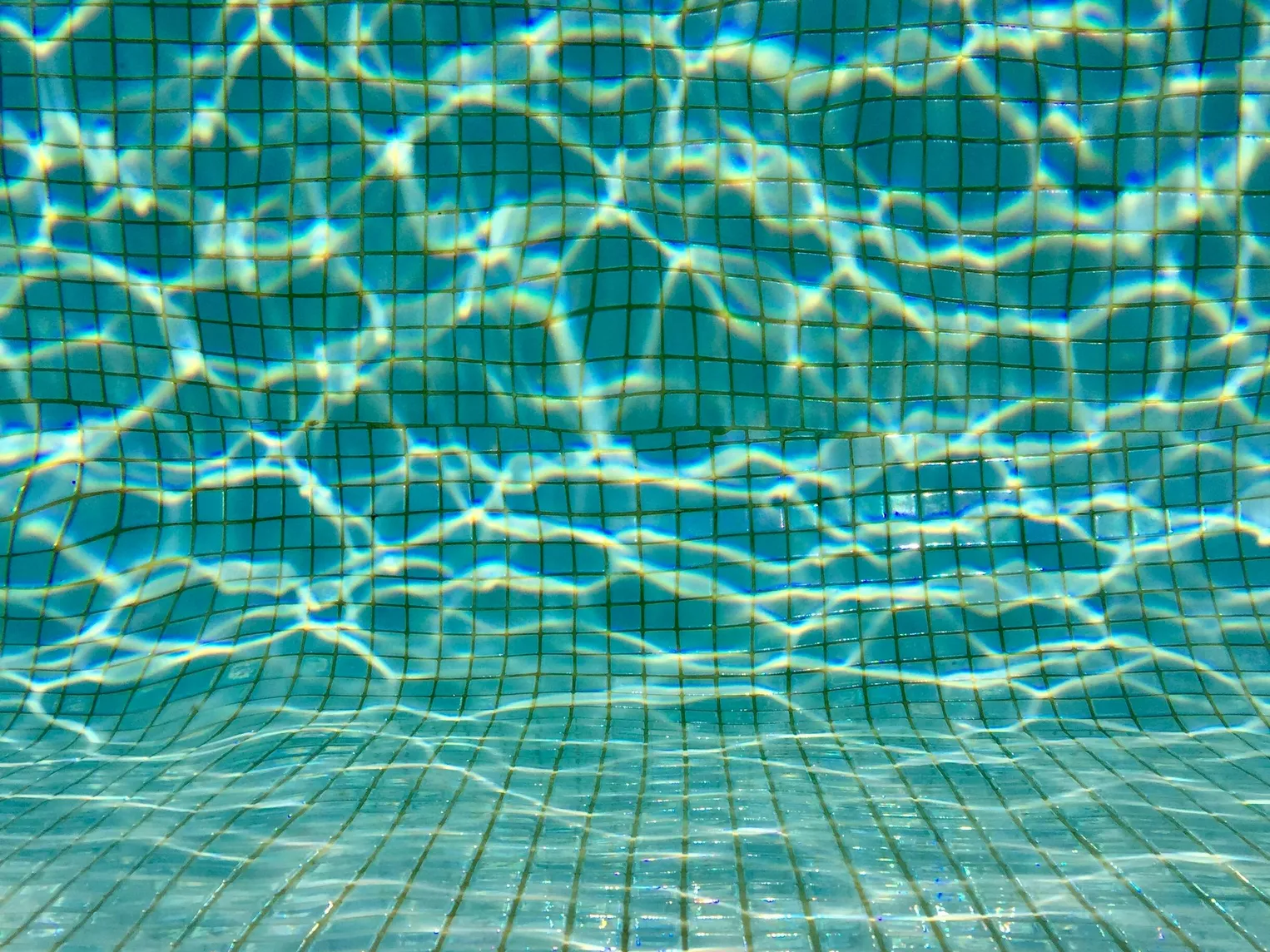 Clear water surface and tiled bottom of the Blue Pool in Oregon