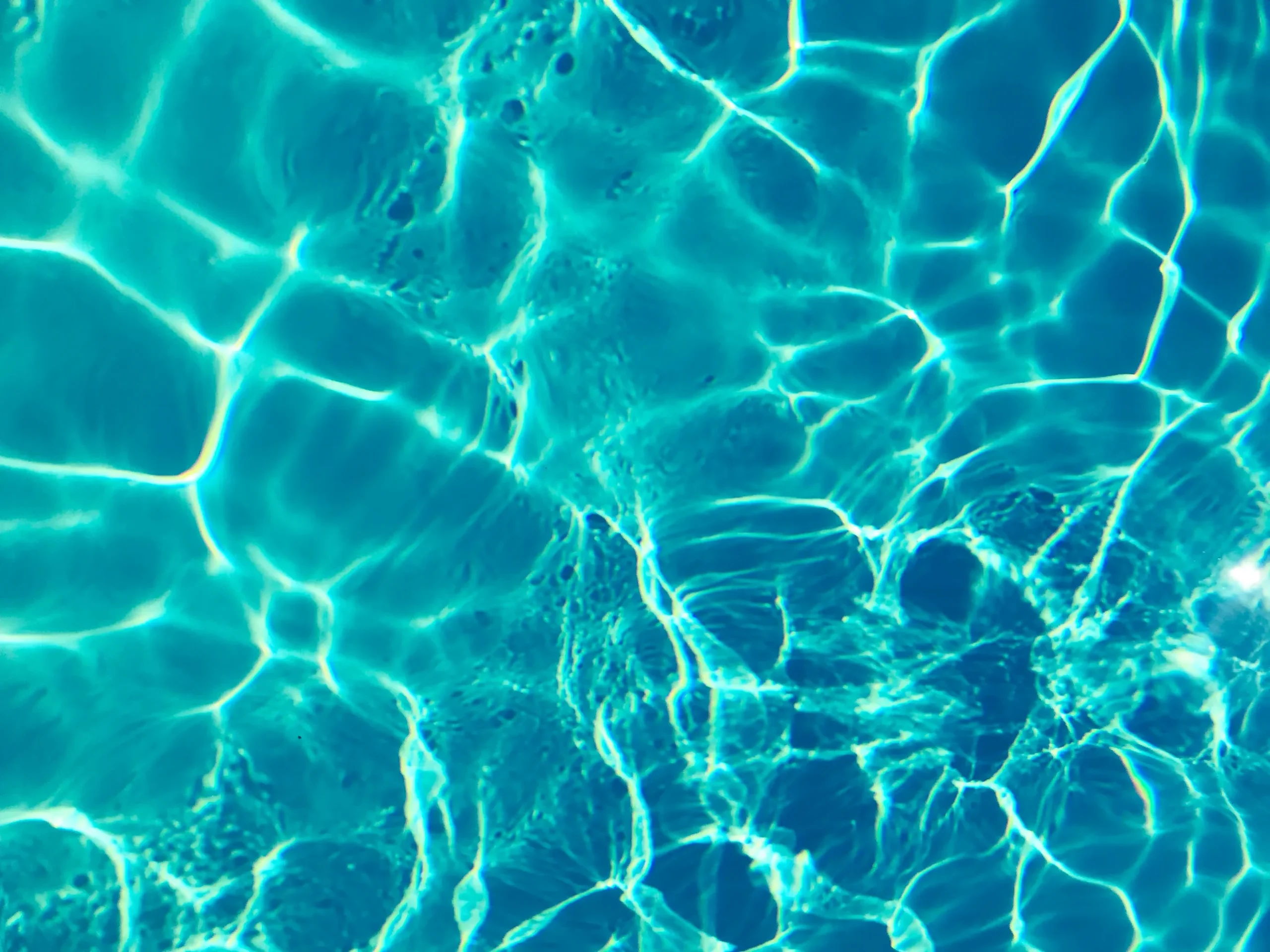 Clear pool water suitable for swimming with contact lenses